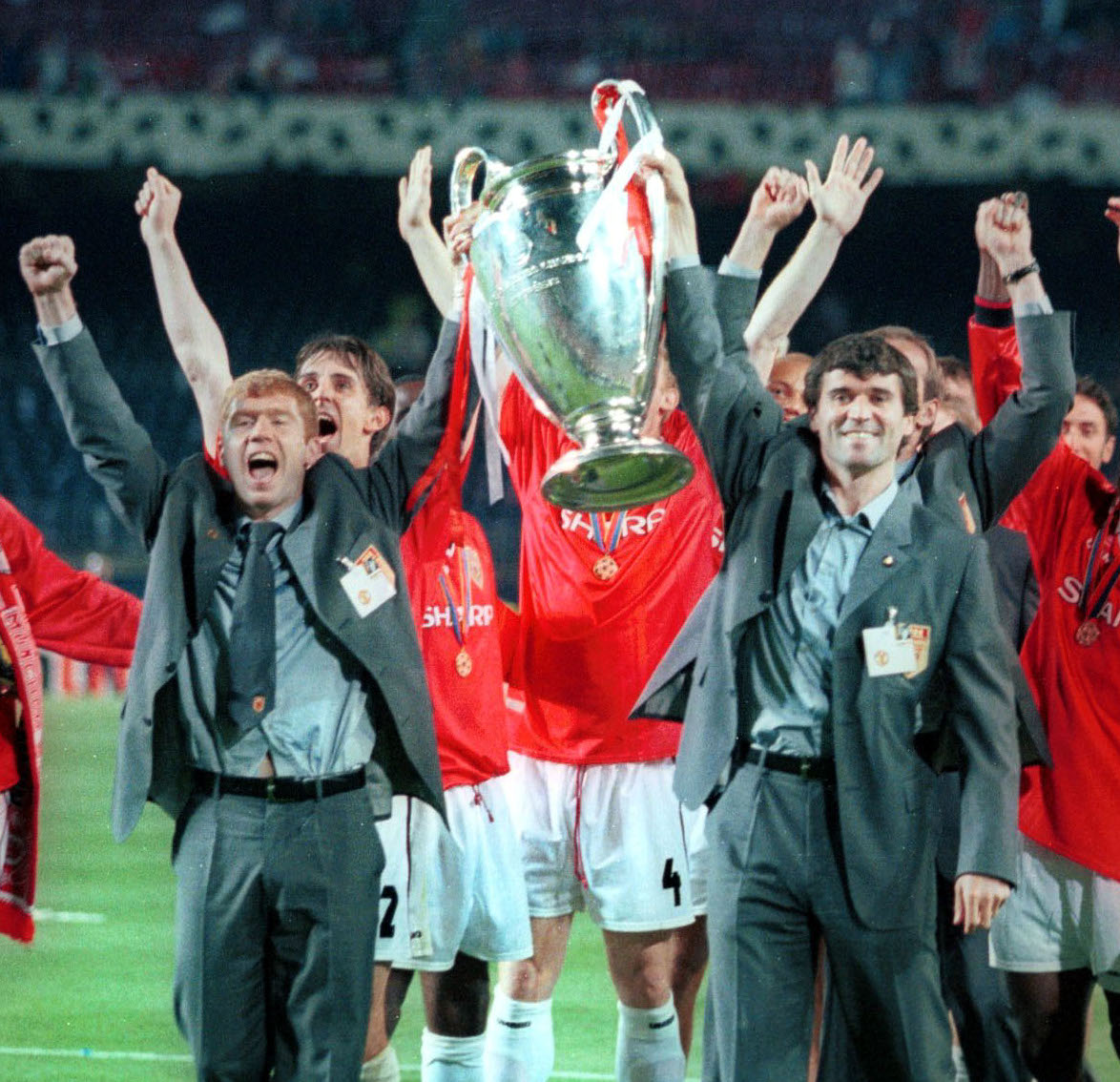Paul Scholes and Roy Keane with the Champions League trophy in 1999 (©Reuters)